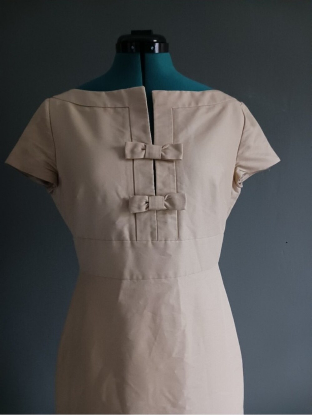 Valentino Classic Cream Sheath Dress with Bow Detail Size 6 - Picture 2 of 10